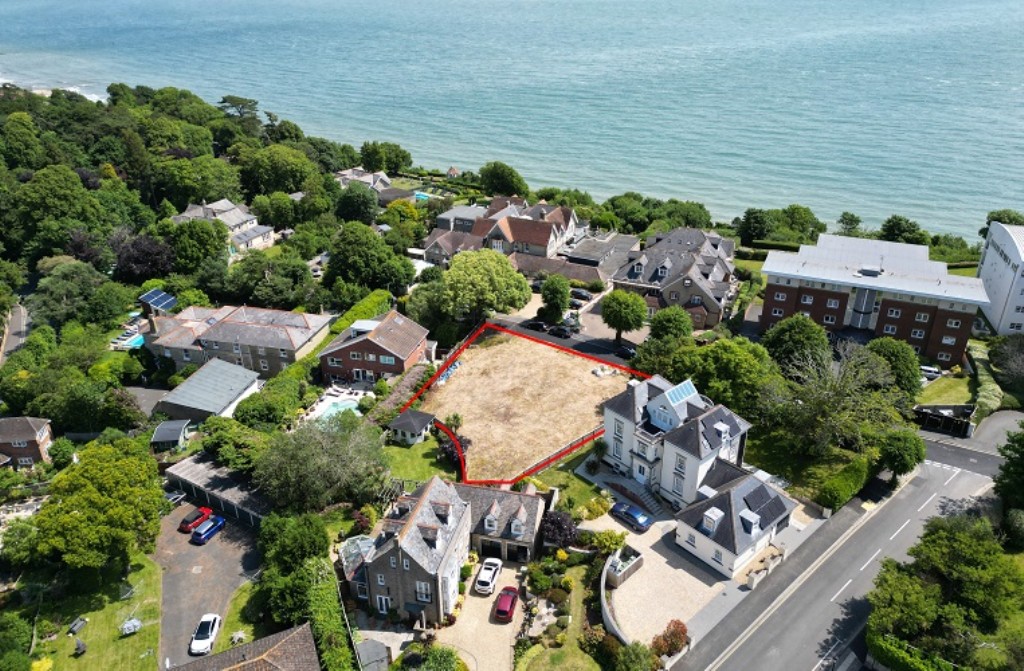 Lot: 57 - FREEHOLD DEVELOPMENT SITE WITH PLANNING FOR TWO DETACHED HOMES - An Alternative Aerial view showing location